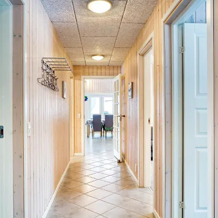 10 Person In Farevejle-by Traum